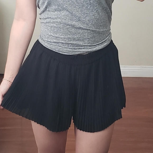 EUC BLack Flowy Pleated Shorts XSMALL - Picture 2 of 7